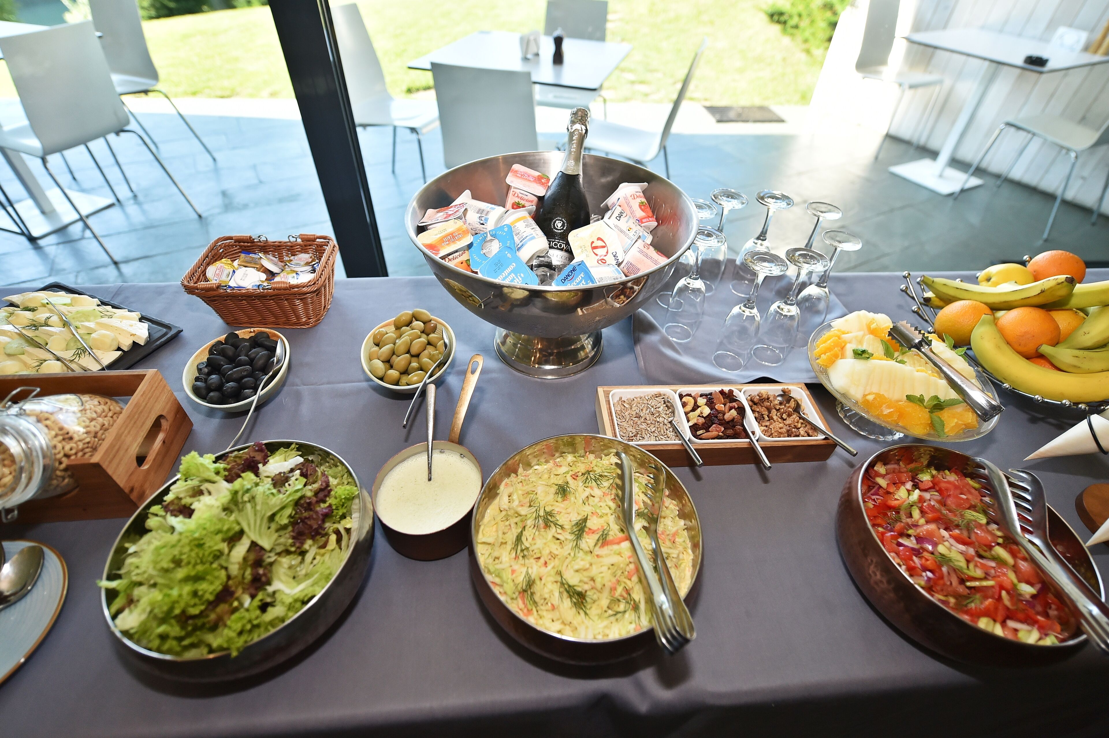 Ein Buffet mit verschiedenen Speisen und einer Champagnerflasche.