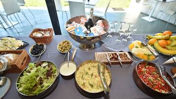 Ein Buffet mit verschiedenen Speisen und einer Champagnerflasche.