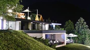 Ein modernes, mehrgeschossiges Gebäude mit flachem Dach und großen Fenstern.