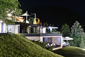 Un bâtiment moderne à plusieurs étages, doté d’un toit plat et de grandes fenêtres.