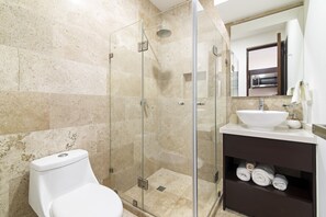 Douche, séchoir à cheveux, serviettes fournies