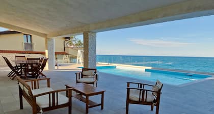 Villa Daniela con Piscina Privata e Discesa a Mare tra Catania e Siracusa