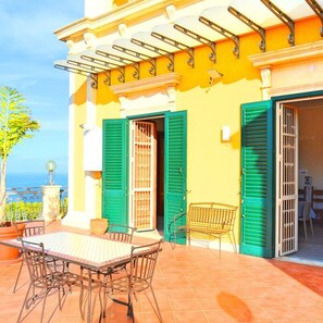 Villa, Smoking - Villa La Timpa con Jacuzzi Privata e Meravigliosa Vista Dell Etna e del Mare (Acireale)