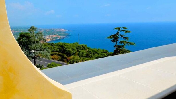 A balcony with a view of the sea and greenery. - Villa La Timpa con Jacuzzi Privata e Meravigliosa Vista Dell Etna e del Mare (Acireale)