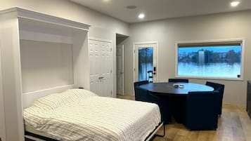 4 bedrooms, iron/ironing board, Internet, bed sheets
