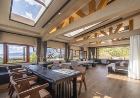 尊贵套房 | 办公桌、笔记本电脑工作区  、遮光窗帘、免费 WiFi