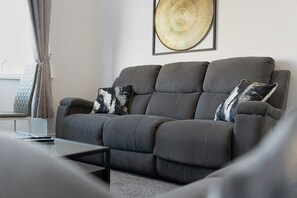 TV - Elegant 4 Bedroom, Near South Park, Sleeps 7 (Darlington)