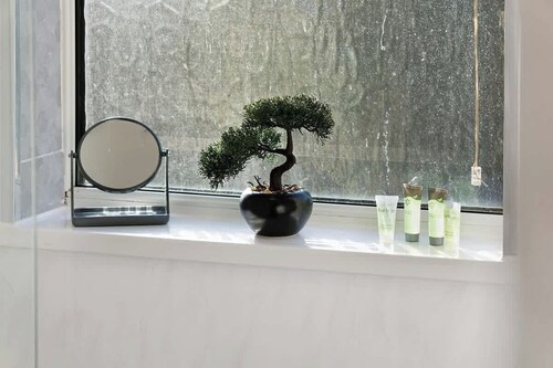 Darlington Central 4BR w/ Parking & FREE Wifi