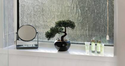 Darlington Central 4BR w/ Parking & FREE Wifi