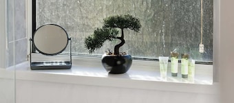 Darlington Central 4BR w/ Parking & FREE Wifi