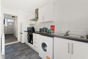 Fridge, microwave, oven, stovetop - Elegant 4 Bedroom, Near South Park, Sleeps 7 (Darlington)