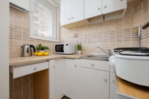 Refrigerador, parrilla de estufa y utensilios de cocina 