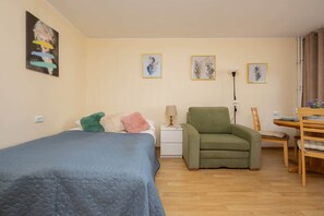 Tabla de planchar con plancha, wifi y ropa de cama 