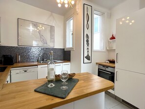 Frigorifero, microonde, forno, piano cottura