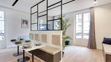 Apartamento Deluxe | Zona de estar | Televisión de 60 pulgadas con canales digitales