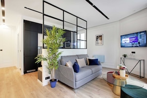 Apartamento Deluxe | Zona de estar | Televisión de 60 pulgadas con canales digitales