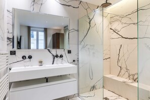 Comfort appartement, uitzicht op stad | Badkamer | Een douche, gratis toiletartikelen, een haardroger, handdoeken