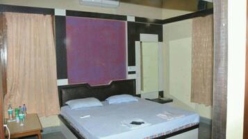 Soundproofing, free WiFi, bed sheets