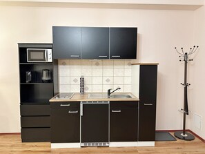 Een koelkast, een magnetron, een kookplaat