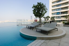 2 outdoor pools - 3BD Haven with Sweeping Water Views (Dubai)