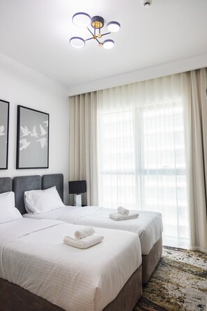 4 bedrooms, iron/ironing board, free WiFi - 3BD Haven with Sweeping Water Views (Dubai)