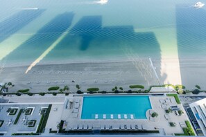 2 outdoor pools - 3BD Haven with Sweeping Water Views (Dubai)