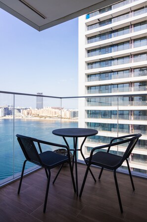 Balcony - 3BD Haven with Sweeping Water Views (Dubai)