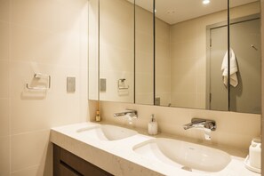 Bathroom - 3BD Haven with Sweeping Water Views (Dubai)