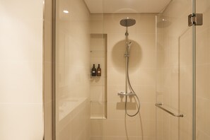 Bathroom - 3BD Haven with Sweeping Water Views (Dubai)