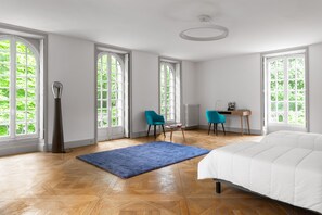 7 bedrooms, iron/ironing board, WiFi, bed sheets