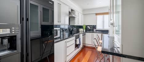 Appartamento Comfort | Cucina privata | Frigorifero con congelatore, microonde, forno, piano cottura