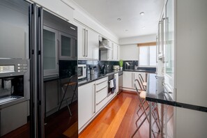 Private kitchen - Deluxe 2Bed Duplex Apartment & parking (London)