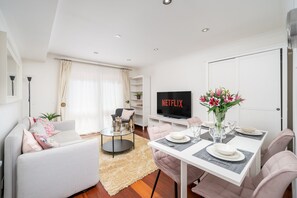 Living area - Deluxe 2Bed Duplex Apartment & parking (London)