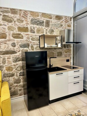 Réfrigérateur, micro-ondes, plaque de cuisson, bouilloire électrique