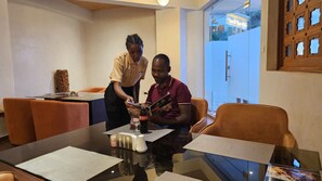 供应早餐、午餐和晚餐