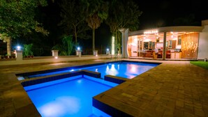 Outdoor pool, pool umbrellas - Grik Hotel - Entebbe (Entebbe)