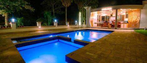 Piscina externa, guarda-sóis