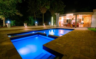 Una piscina al aire libre, sombrillas