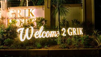 Vista frontal de la propiedad