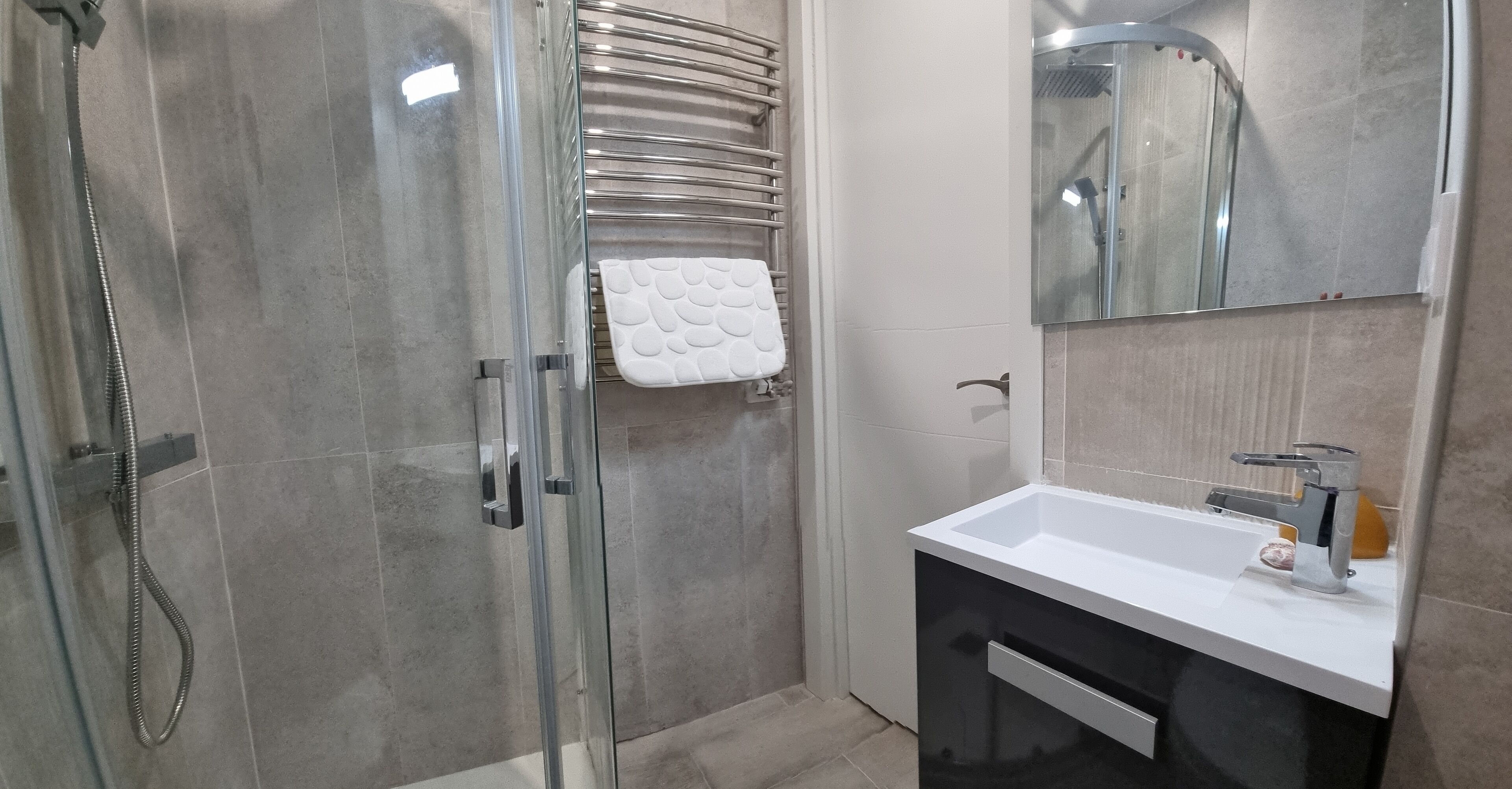 Hiustenkuivaaja, pyyhkeet, saippua, sampoo