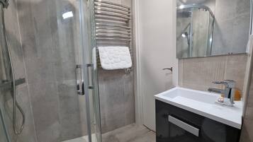 Secador de pelo, toallas, jabón y champú