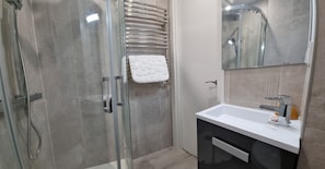Haartrockner, Handtücher, Seife, Shampoo