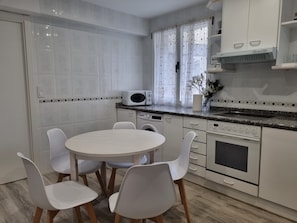 Réfrigérateur, micro-ondes, four, cafetière/bouilloire