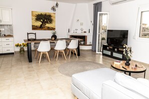 Comfort-Haus, 3 Schlafzimmer | Wohnbereich | 55-Zoll-Flachbildfernseher mit Satellitenempfang, Kamin