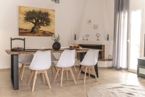 Comfort House, 3 Bedrooms | Dining room - Bella Casa Pitsidia (Faistos)