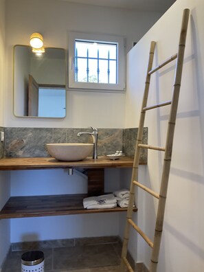Shower, hair dryer, towels, soap - Bastidon au Cœur du Lubéron, a Lorée du Village de Cabrieres D`'aigues (Cabrières-d'Aigues)