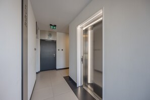 Lift - Komputerowa Studio Warsaw by Renters (Warsaw)