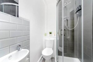 Secador de pelo, toallas, champú y papel higiénico
