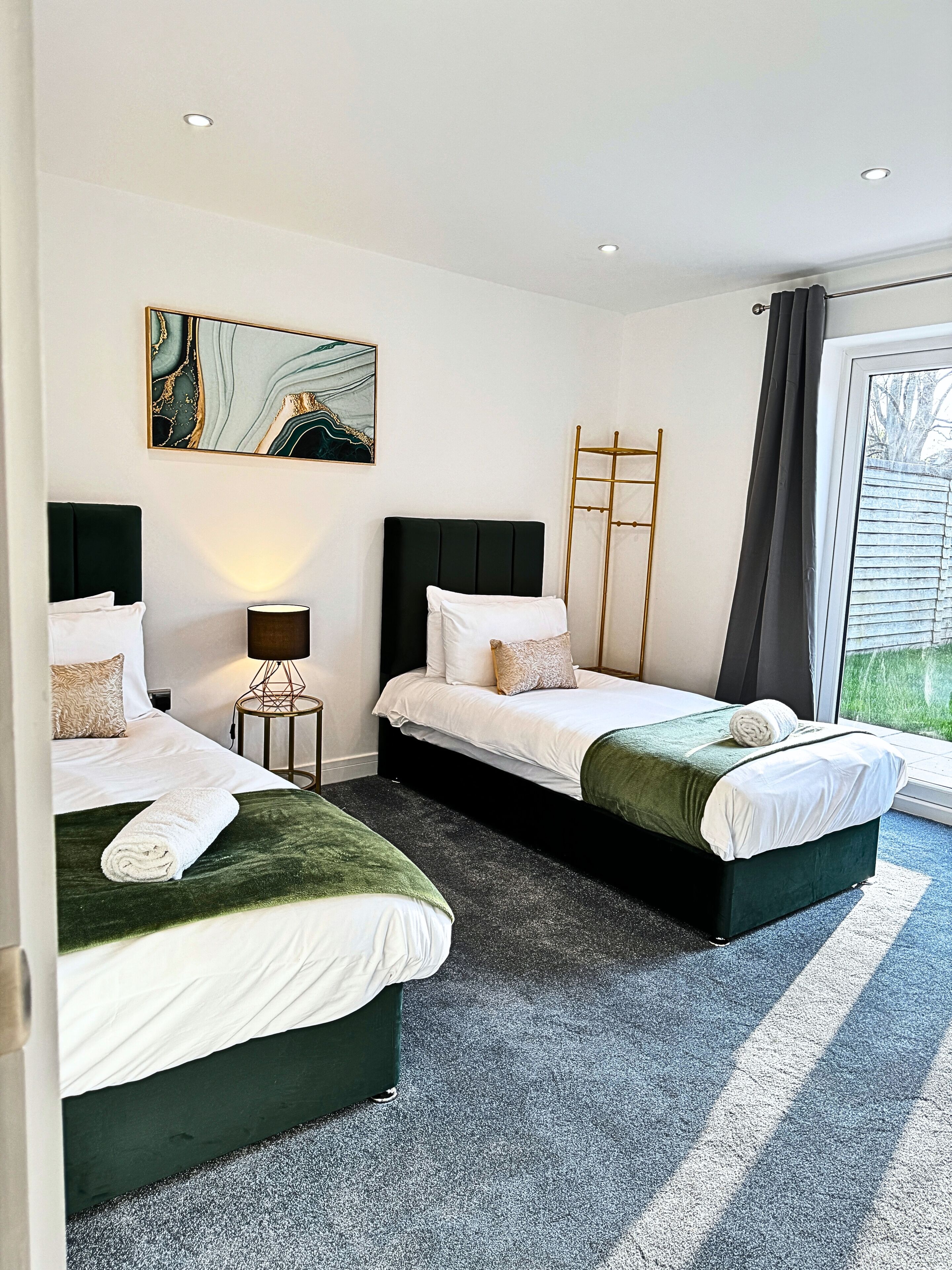 1 dormitorio, tabla de planchar con plancha, wifi y ropa de cama