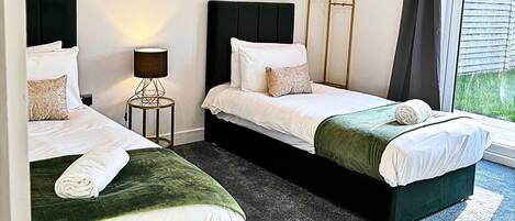 1 dormitorio, tabla de planchar con plancha, wifi y ropa de cama